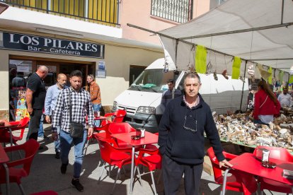 Heredia, a la terrassa del seu i, al fons, la furgoneta que oculta una de les finestres del local.