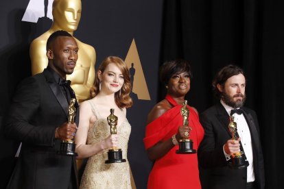 El ganador a mejor actor de reparto Mahershala Ali (i), la ganadora a mejor actriz Emma Stone (2i), la ganadora a mejor actriz de reparto Viola Davis (2d) y el ganador a mejor actor Casey Affleck (d) posan en la sala de prensa de la 89 edición de los Óscar en el Teatro Dolby de Hollywood,