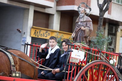 Dos nens van anar pujats a sobre del nou carro de Sant Antoni durant tot el trajecte.