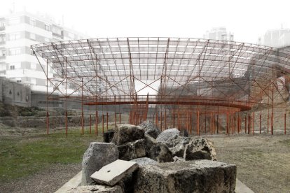 Càvea metàl·lica de grans proporcions que s'instal·larà damunt les restes del Teatre.