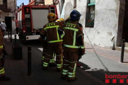 Els bombers treballant a l'edifici on ha tingut lloc el petit foc.