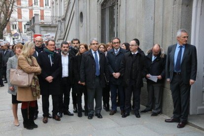 El exconsejero|exconseller de la Presidencia, Francesc Homs, y la comitiva de apoyo encabezada por el expresidente Artur Mas, a las puertas del Tribunal Supremo.