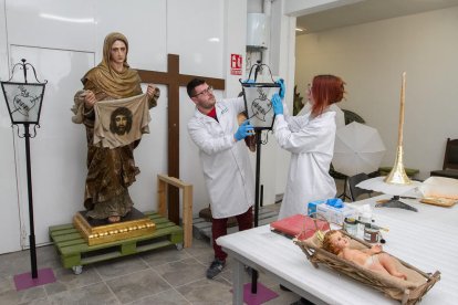 Expertos del taller Abajo trabajan en las farolas que iluminan la Verónica.