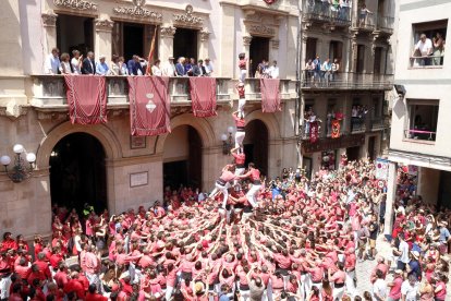 4 de 8 con el pilar del Grupo Viejo de los XIquets de Valls la pasada festividad de Sant Joan.