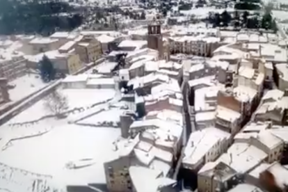 Imatge aèria de Prades nevat.