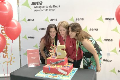 Desirée Fructuoso, cap de Secció de Serveis Aeroportuàris de l'aeroport de Reus; Catherine Perez, Duty Manager de Jet2.com a Reus i Marta Farrero, Directora Tècnica del Patronat de Turisme de Tarragona