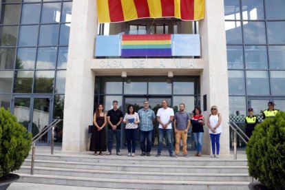 Plano abierto de la alcaldesa de Cambrils, Camí Mendoza, leyendo un manifiesto en las puertas del Ayuntamiento de Cambrils para condenar la muerte de una mujer a manos de su expareja.