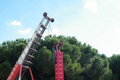 L'escalabirra consisteix a anar apilant caixes de cervesa d'una en una a mesura que l'escalador s'hi va enfilant.