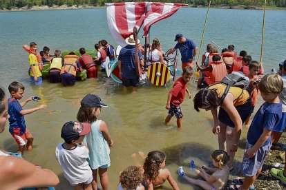 Imagen de archivo de la Travesía de Artilugis Flotants que se hace en el pantano de la localidad.