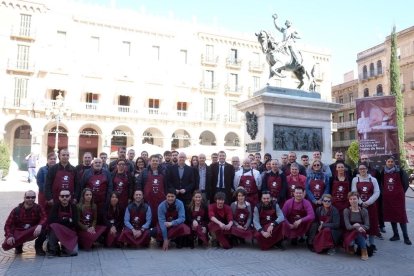 Fotografia de família dels representants de tots els establiments que participen en aquesta edició de la Ganxet Pintxo.