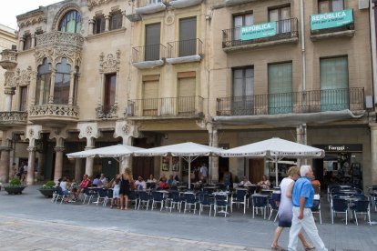 El edificio afectado comparte pared con la emblemática Casa Navàs, y tiene una geladeria en los bajos.