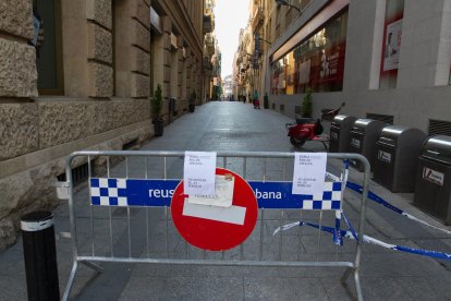 Una tanca de la Guàrdia Urbana avisa del perill.