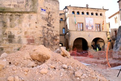 Munt de runa sobre el punt on s'ha localitzat la base de l'antiga creu de terme al casc antic d'Horta de Sant Joan, on s'executen obres de millora dels carrers i places. Imatge del 18 de maig de 2017 (horitzontal)