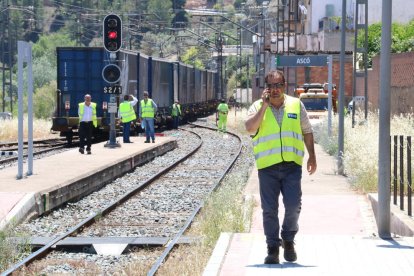 Operarios de Adif estudiando por la mañana cómo retirar el tren de mercancías descarrilado.