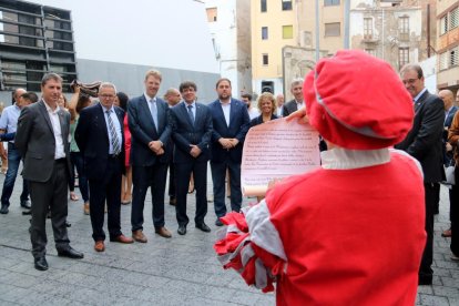 Pla general del president de la Generalitat, Carles Puigdemont, i el vicepresident, Oriol Junqueras, escoltant un pregó de la Festa del Renaixement davant l'edifici de la Generalitat a les Terres de l'Ebre. Imatge del 21 de juliol de 2017