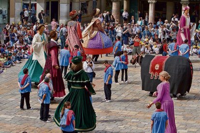 Imagen de archivo de un baile de los Gegants reusenses en el Mercadal.