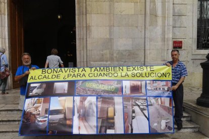 El afectado se ha manifestado con una gran pancarta reclamando soluciones al Ayuntamiento.