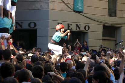 Una integrant de la canalla dels Castellers de Vilafranca celebrant el 4 de 9 net de la diada de Tots Sants del 2016.