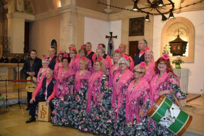 El Coro Rociero Aromas de Azahar de Creixell a la seva actuació a la Missa Rociera a l'església de Sant Jaume de Creixell aquest passat diumenge.