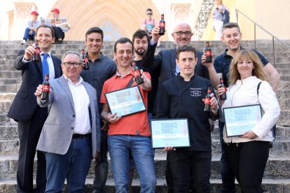 Foto de família dels organitzadors i els guanyadors a les escales de la Catedral.