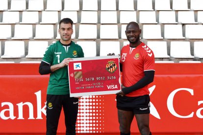 Reina i Emaná ensenyen com és la nova targeta Visa Nàstic.