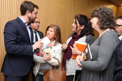 Una imatge d'arxiu de Toni Comín amb treballadores del centre.