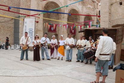 Un grup de música al Renaixement de Tortosa. Imatge del 22 de juliol del 2017