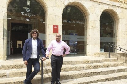 El director artístico y titular de la Orquesta, Tomàs Grau, con el concejal de Cultura de l'Ajuntament de Tarragona, Josep Maria Prats.