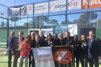 Las chicas del CTT después de proclamarse subcampeonas de Cataluña.