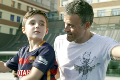 Luis Enrique, con uno de los niños.