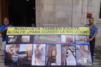 Heredia, a la dreta, amb la pancarta amb les fotos del conflicte.