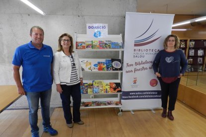 Imagen del acto de donación de los libros infantiles en la Biblioteca de Salou por parte del Tenis Salou H2O.