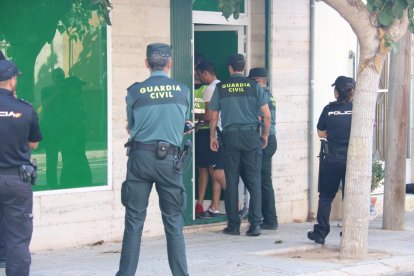 Agentes de la Guardia Civil, durante un cacheo.