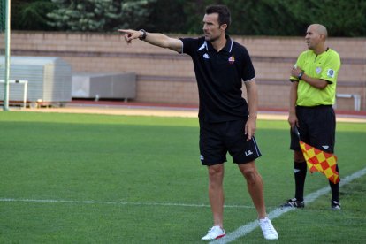 López Garai dirigiendo el CF Reus en su primer partido.