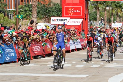 Matteo Trentin, instants després de creuar la línia de meta, a Camp Clar. L'italià es va fer amb l'etapa gràcies a un gran esprint final que va fer les delícies dels espectadors.