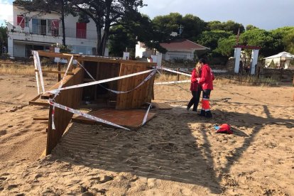 Imatge de com van quedar les torres de vigilància de la Platja Llarga després de la tempesta.