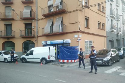 Agents dels Mossos d'Esquadra custodien la porta d'un locutori de Ripoll.