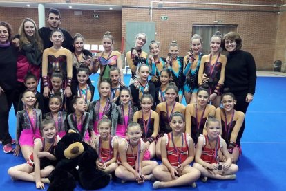 Les noies de la 2a fase de gimnasia rítmica del Vendrell.