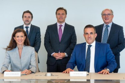 El convenio ha sido firmado por el Presidente de El Corte Inglés, Dimas Gimeno; el Presidente de Repsol, Antonio Brufau, y el Consejero Delegado, Josu Jon Imaz, junto al Director General de Retail de El Corte Inglés, Víctor del Pozo, y la Directora General de Downstream de Repsol, María Victoria Zingoni.