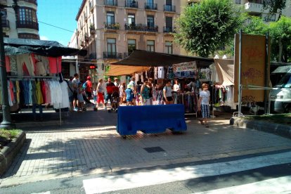 Imatge d'un dels pilons de formigó, pintats de blau, a la Rambla Nova de la ciutat.