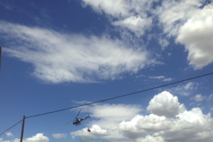 Un helicòpter i cinc dotacions terrestres treballen per apagar el foc.