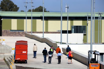 Un grupo de internos andando por la calle principal del centro penitenciario del Catllar.