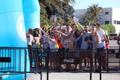 Els joves francesos arribaven en diversos grups per gaudir de la festa a l'interior de la discoteca.