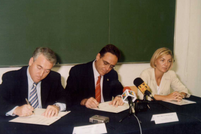 El dia 18 de març de 2002 es va signar el conveni que el va fer possible. D'esquerra a dreta Josep Poblet, Lluís Arola i Mercedes de Pablo.