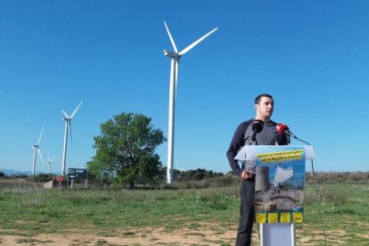 El reusense Edgar Fernàndez, diputado en la Diputació de Tarragona, durante la rueda de prensa de este miércoles en Vilalba dels Arcs (Terra Alta).