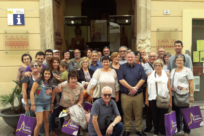 Premiados posando en la calle Major con el alcalde de l'Arboç, Joan Sans.