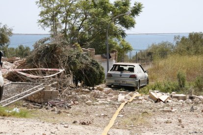 Un cotxe malmès per l'ona expansiva de la primera deflagració a la casa d'Alcanar Platja.