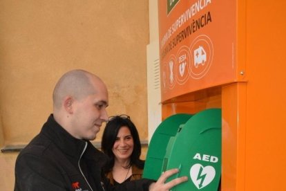 Un tècnic instal·la un desfibril·lador a la Plaça de la Font.