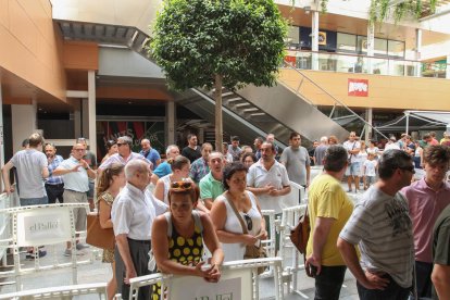 La gent, esperant per obtenir la seva entrada aquest matí.