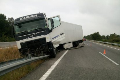 El vehicle ha topat contra les barreres que separen els dos sentits.